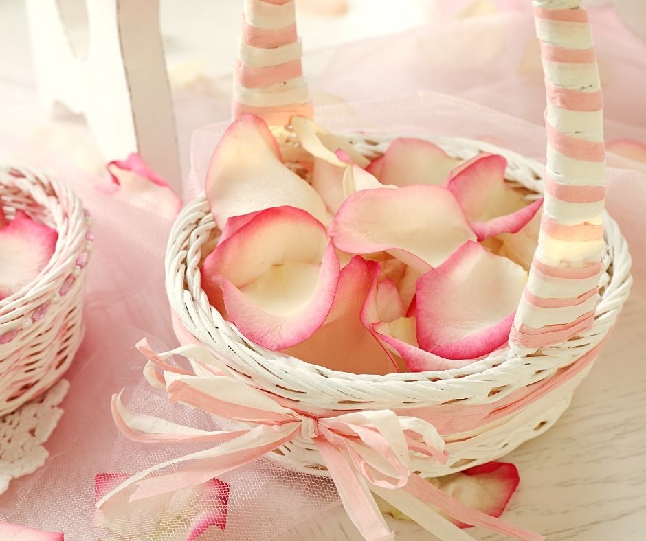 How to Prepare Rose Petals for a Wedding?