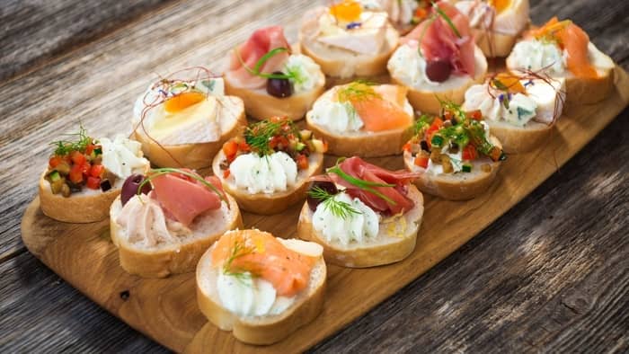  What is the difference between hors d'oeuvres and canapes?