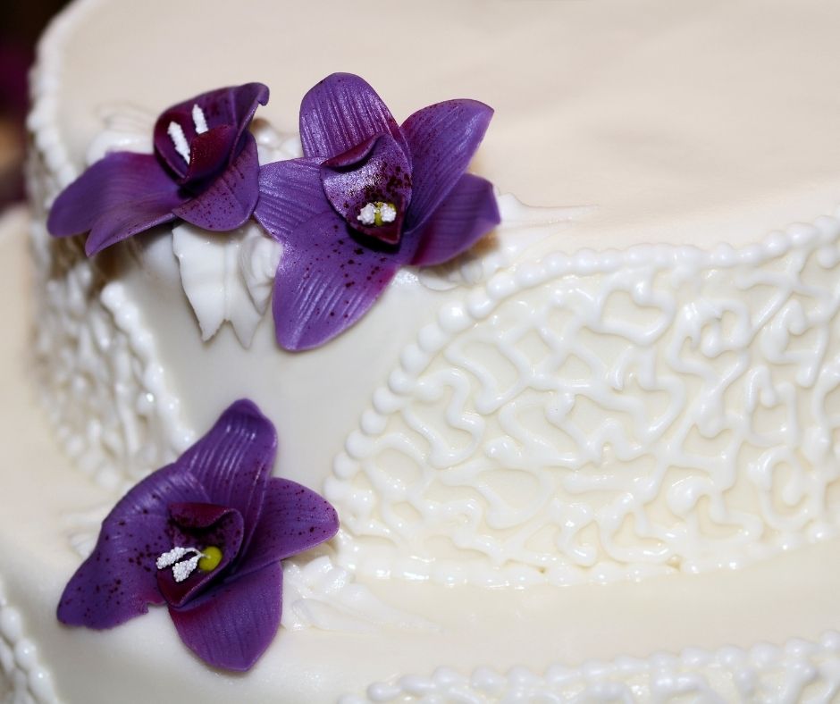 How to Decorate a Wedding Cake with Buttercream?